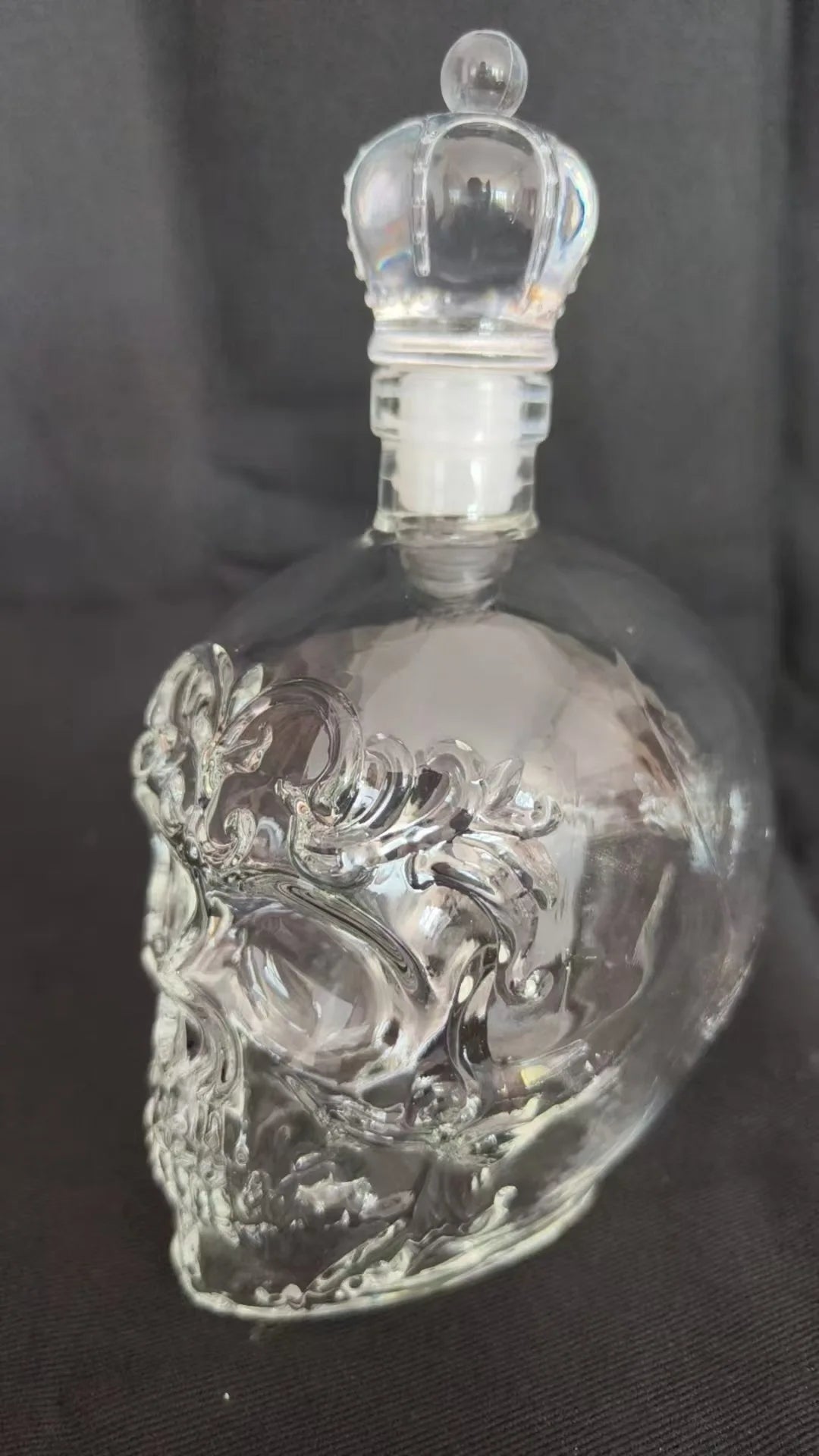 Whiskey Bottle Skull Decor Alcohol Dispenser Skeleton Whiskey Wine Bottle Sculpture for Bourbon Vodka Brandy Wedding Party